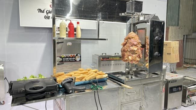 Bánh mì vàng giòn nướng trực tiếp từ lò trên xe