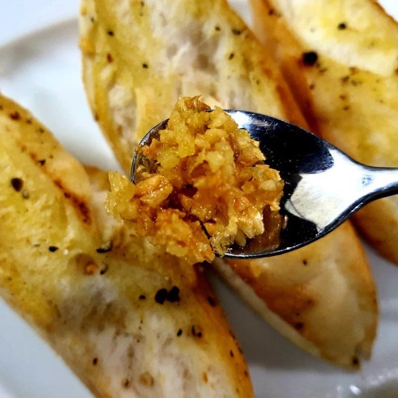 Bánh mì Việt Nam bơ tỏi nướng chảo đã chín vàng