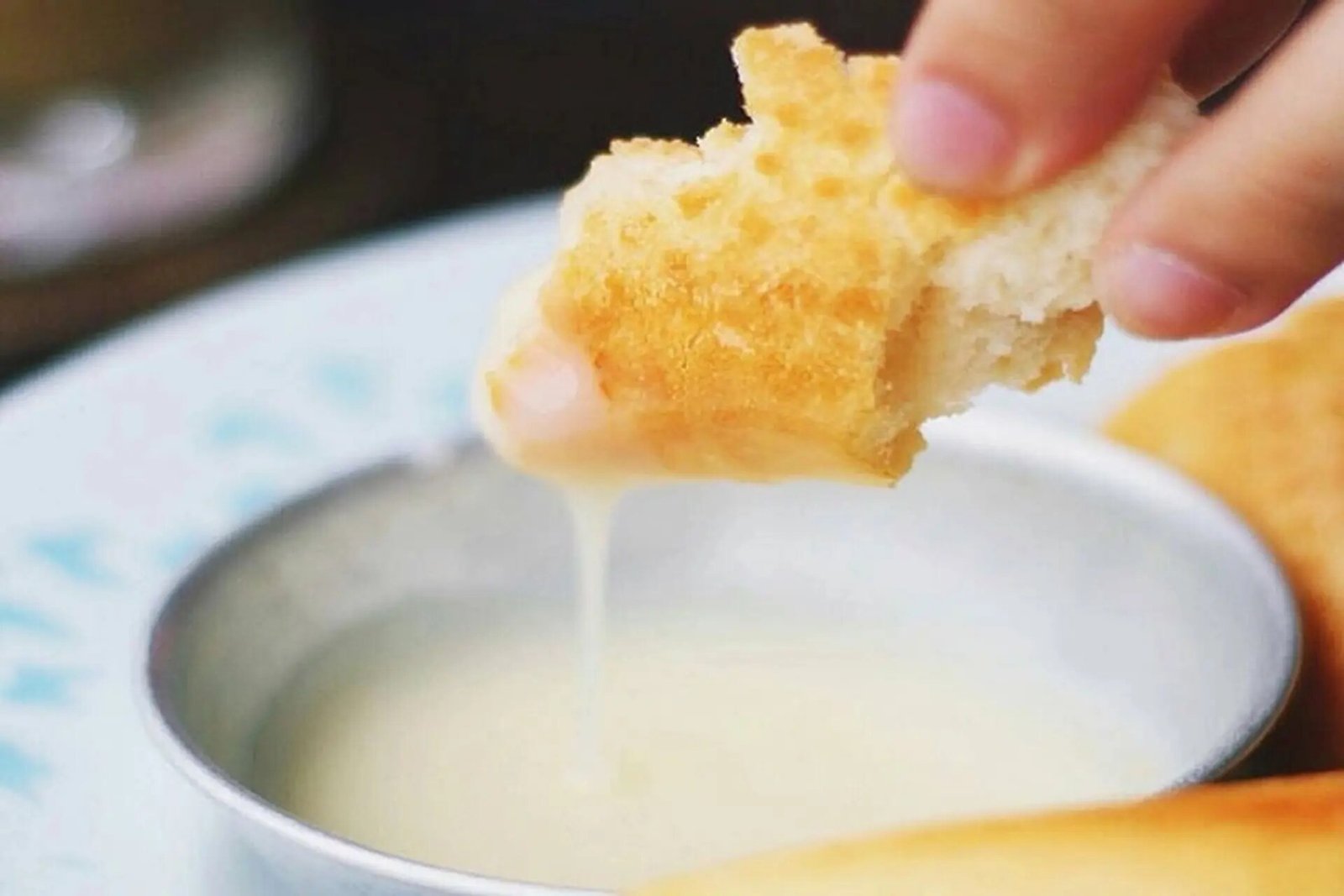 Bánh mì Việt Nam giòn rụm chấm sữa đặc kem béo – đơn giản, hoài niệm và vô cùng thỏa mãn