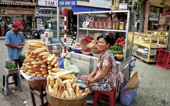 Bánh mì Việt Nam giòn rụm với nhân truyền thống