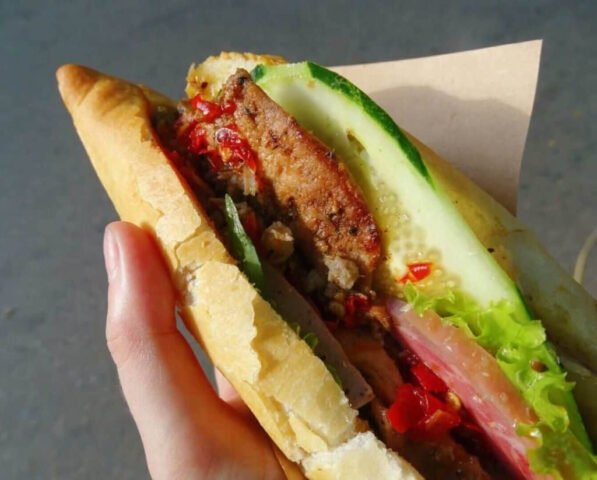 Bánh mì Việt Nam thơm ngon với đầy đủ nhân