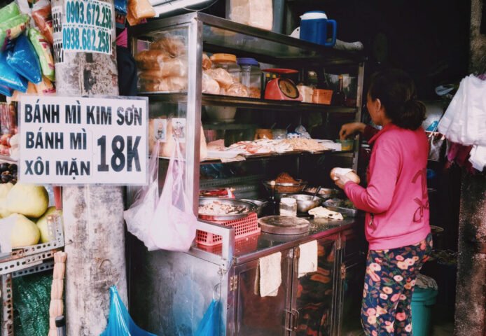 Bánh mì Việt Nam truyền thống với nhân đa dạng