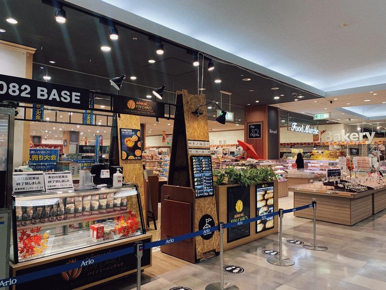 Bánh mì xin chào bày bán trong siêu thị lớn ở Tokyo.