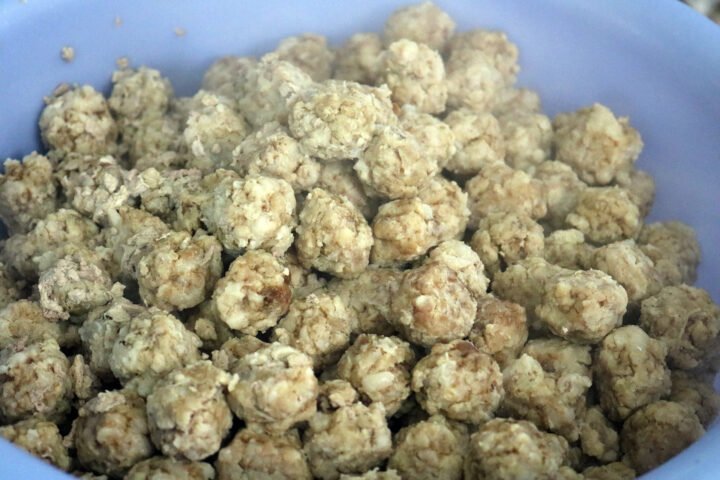 Bánh mì xíu mại Bé Linh nóng hổi với nước dùng đậm đà, chuẩn vị Đà Lạt