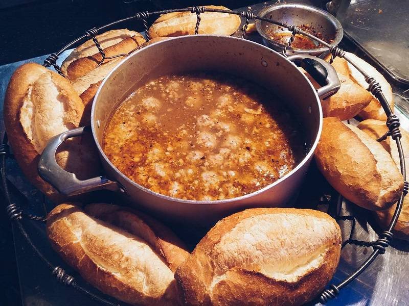 Bánh mì xíu mại BH với bánh mì được hâm nóng giòn rụm trên bếp lửa