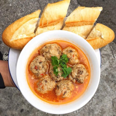 Bánh mì xíu mại chấm nước sốt đậm đà