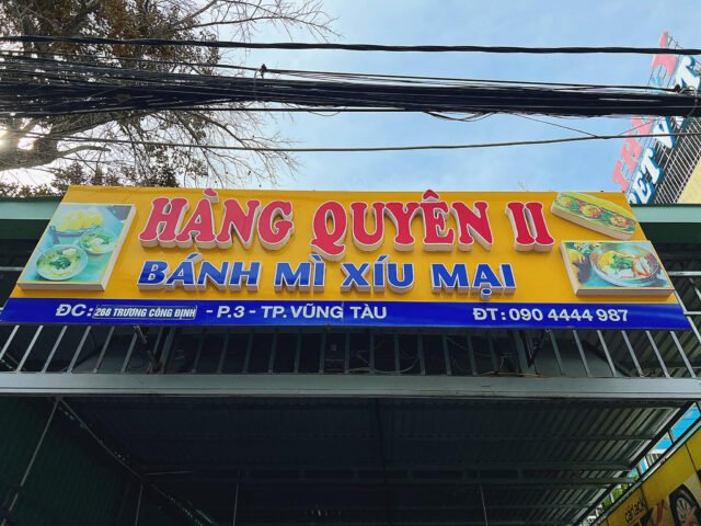 Bánh mì xíu mại chảo với trứng ốp la và nước sốt đặc trưng tại Hàng Quyên