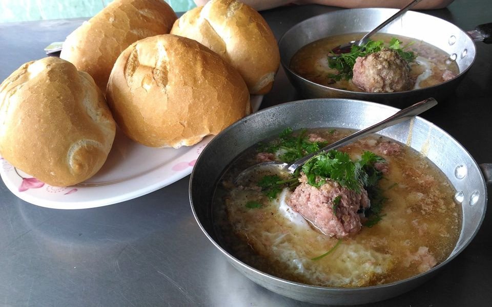 Bánh mì xíu mại chảo