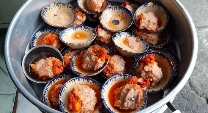 Bánh mì xíu mại chén nóng hổi tại Điểm Tâm 159, địa chỉ quen thuộc của người dân quận 8