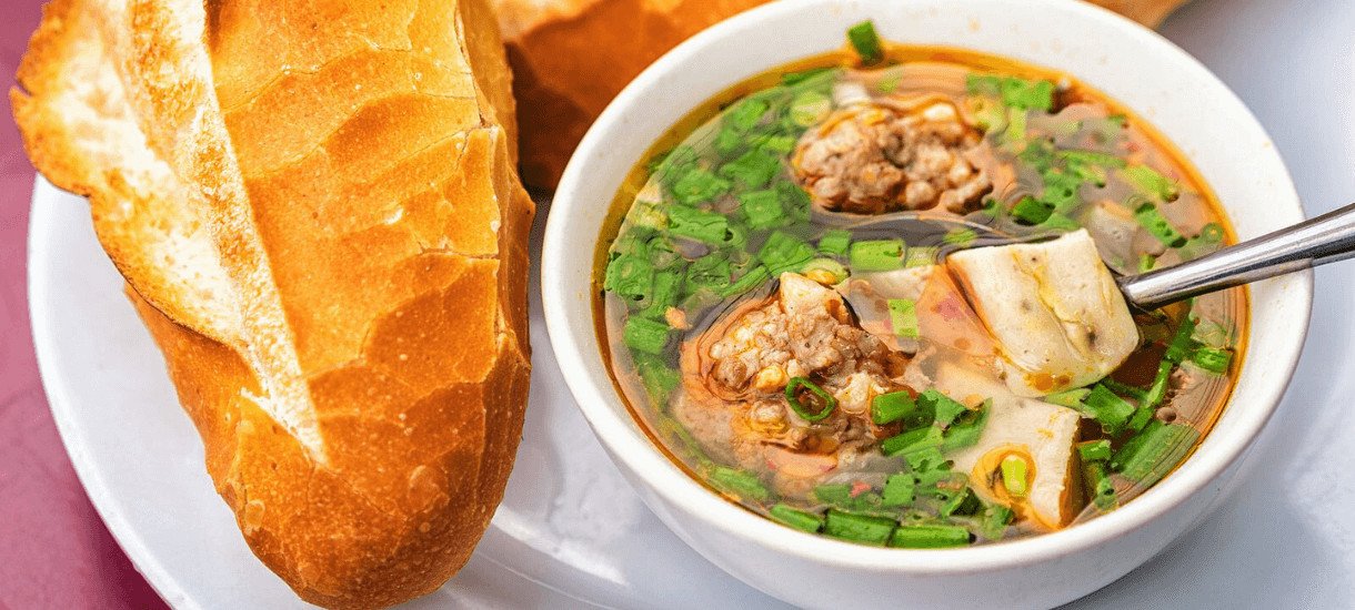 Bánh mì xíu mại Đà Lạt với viên xíu mại nóng hổi