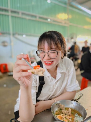 Bánh mì xíu mại Hàng Quyên nóng hổi với trứng ốp la béo ngậy