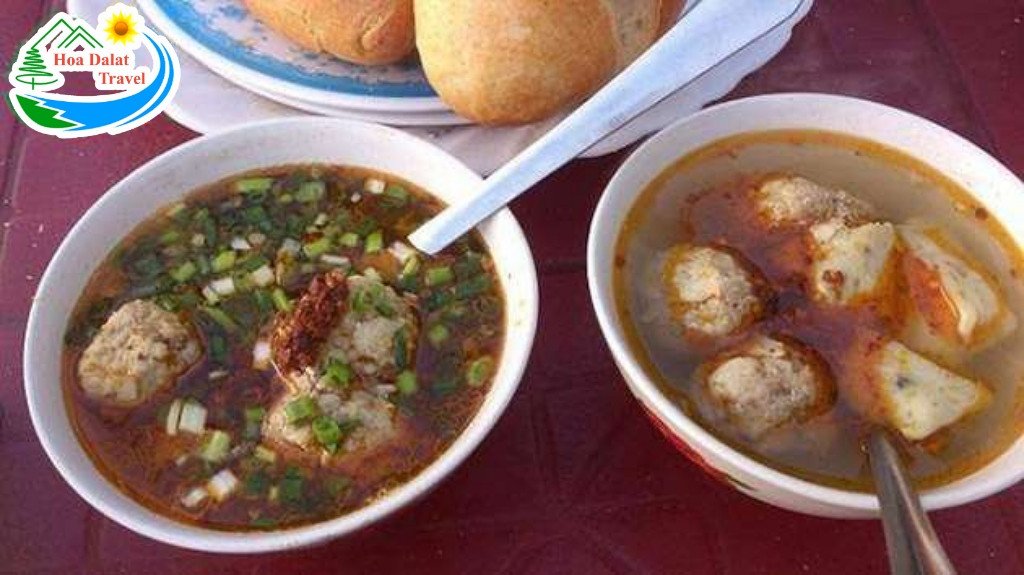 Bánh mì xíu mại Hoàng Diệu ở Đà Lạt với chén xíu mại lớn