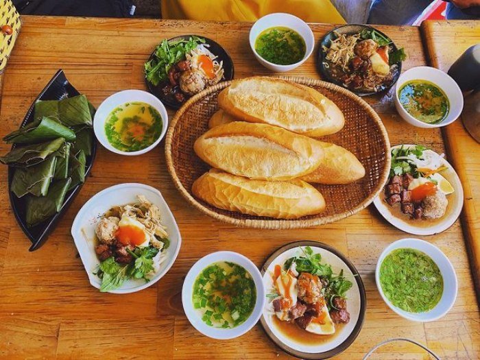 Bánh mì xíu mại Hoàng Diệu trứ danh với chén nước dùng nóng hổi