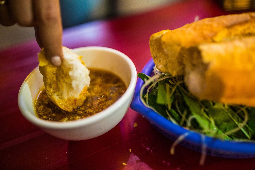 Bánh mì xíu mại kiểu Đà Lạt, phục vụ trong chén nóng kèm bánh mì
