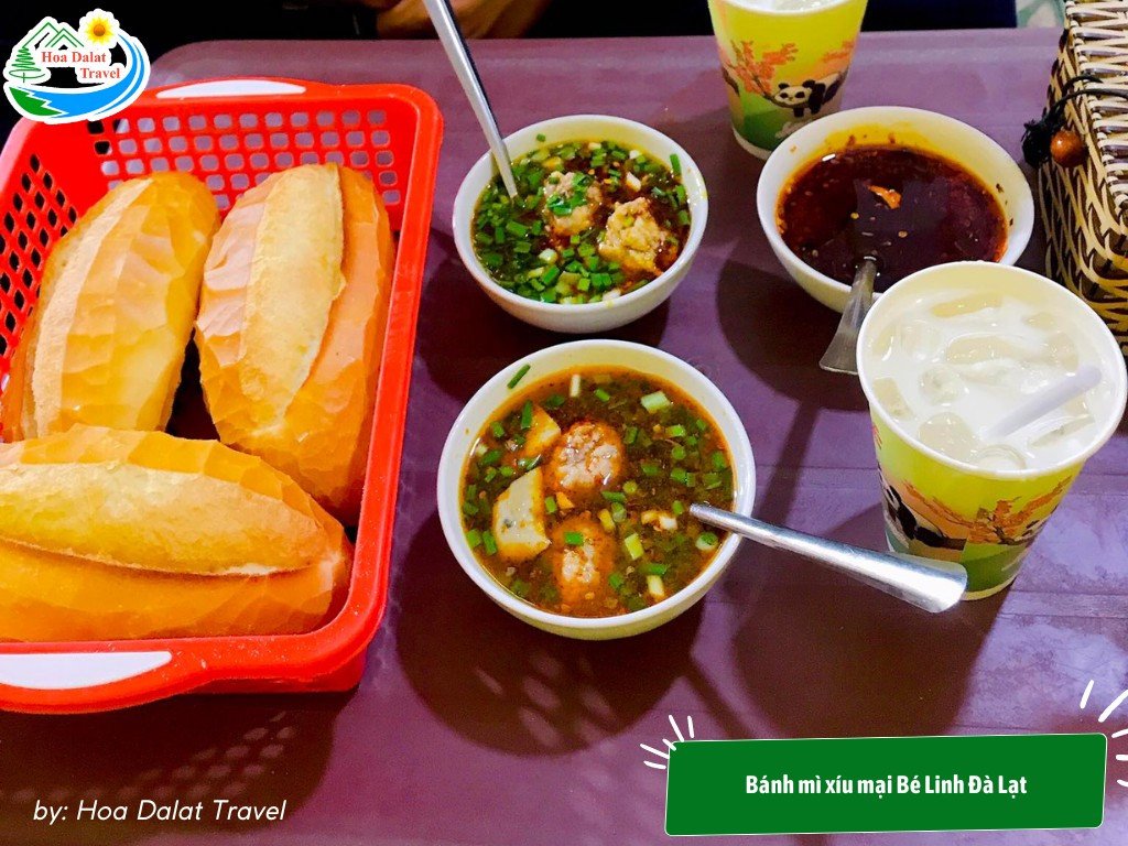 Bánh mì xíu mại nóng giòn được phục vụ kèm chén nước dùng tại quán Bé Linh