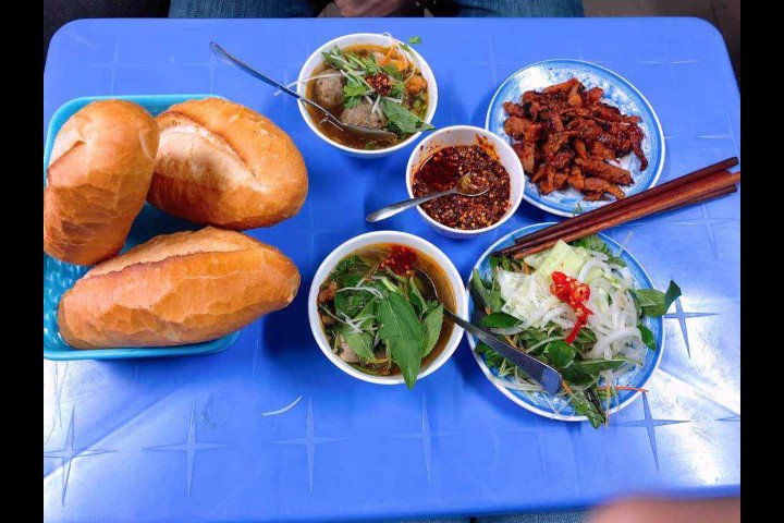 Bánh mì xíu mại nóng hổi với nước sốt đỏ cam đặc trưng
