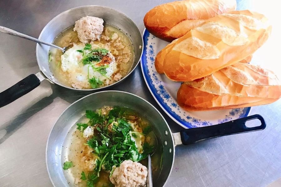 Bánh mì xíu mại sốt đặc biệt