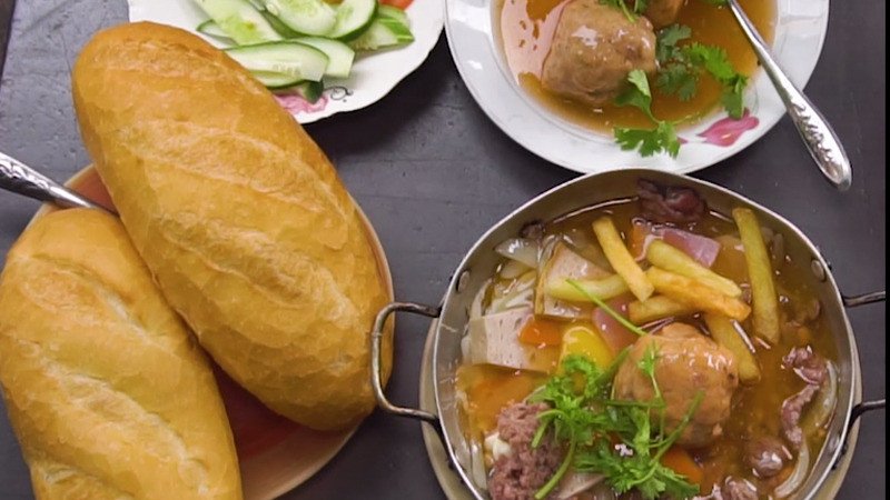 Bánh mì xíu mại Tâm Phương Quán đầy đủ và thơm ngon đặc trưng