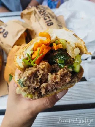 Bánh mì xíu mại thơm ngon với nước sốt đậm đà