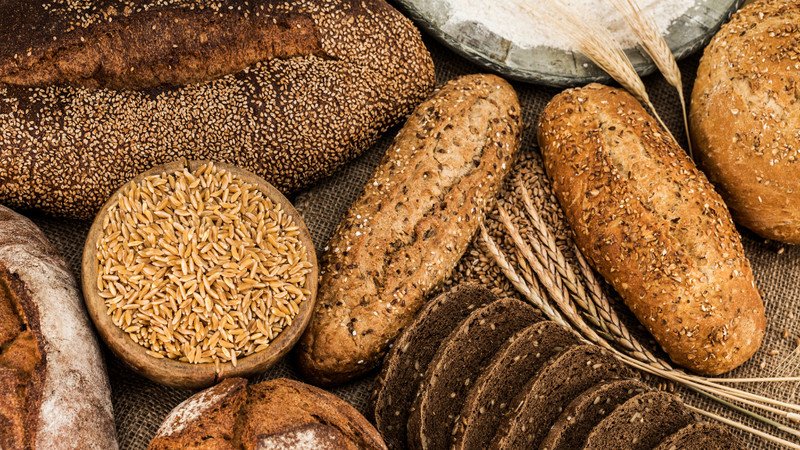 Bánh mì xúc xích với các thành phần lành mạnh như bánh mì nguyên cám, rau xanh và xúc xích ít béo