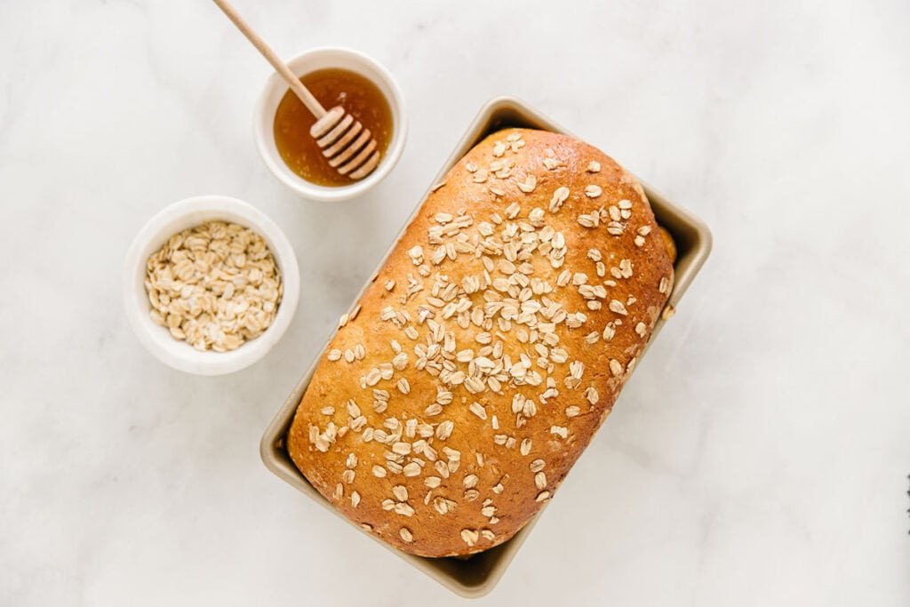 Bánh mì yến mạch cung cấp ít calo và chất béo hơn bánh mì trắng