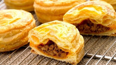 Bánh Pate Chaud Việt Nam thơm lừng với vỏ giòn và nhân pate đậm đà