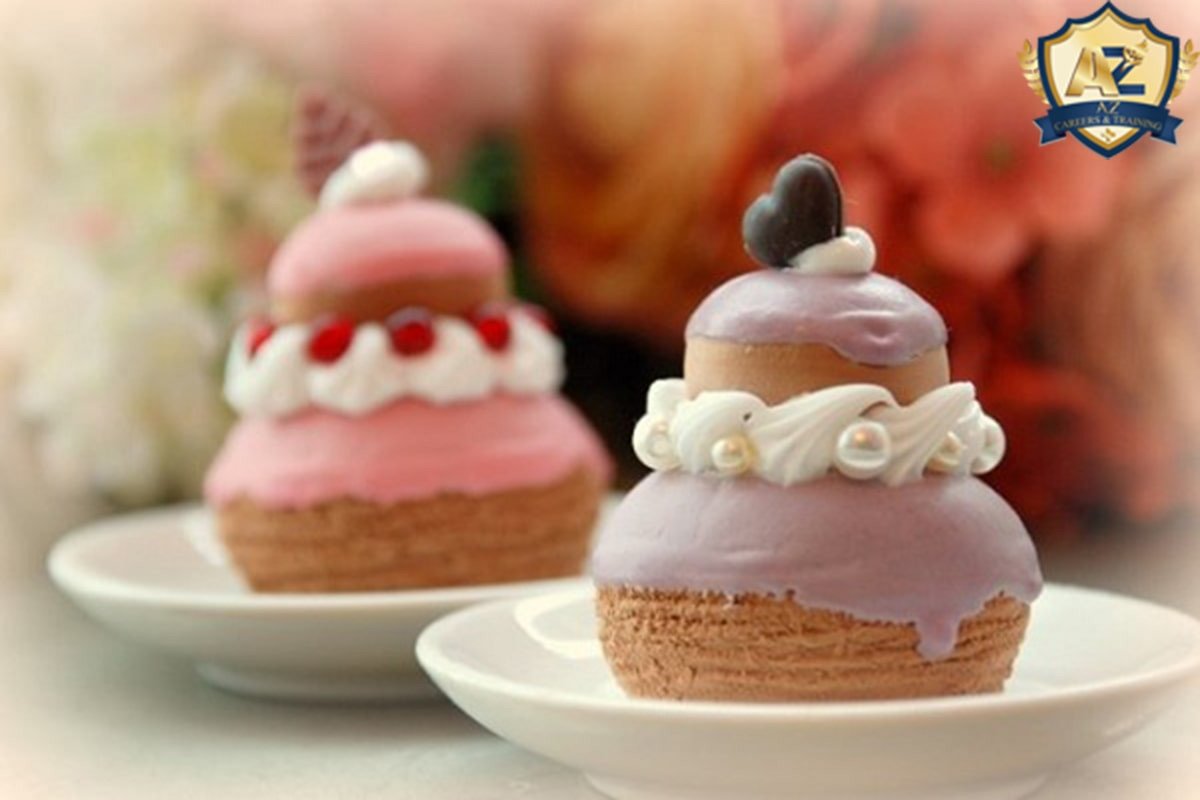 Bánh Religieuse với hình dáng độc đáo, được phủ lớp kem mịn