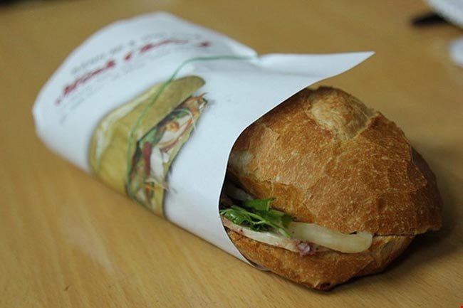 Bảo quản bánh mì để duy trì độ giòn bằng giấy báo