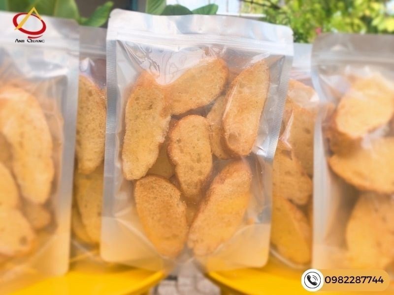 Bảo quản bánh mì sandwich sấy bơ đường trong hộp kín để giữ độ giòn