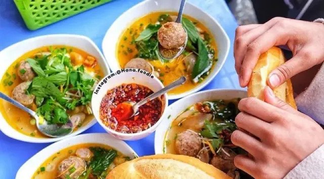 Bát bánh mì xíu mại Đà Lạt nóng hổi với nước dùng đỏ sóng sánh và bánh mì giòn tan, kích thích vị giác
