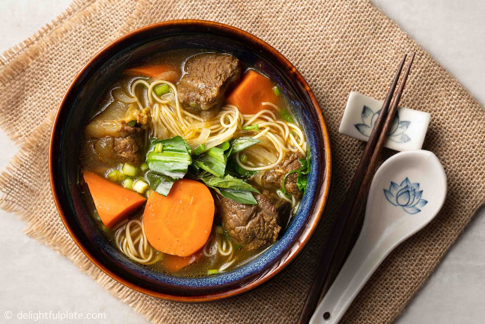 Bát bò kho bánh mì ăn kèm với mì sợi hấp dẫn