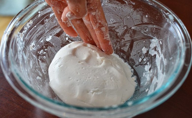 Bắt đầu nhào bột làm bánh mì tại nhà