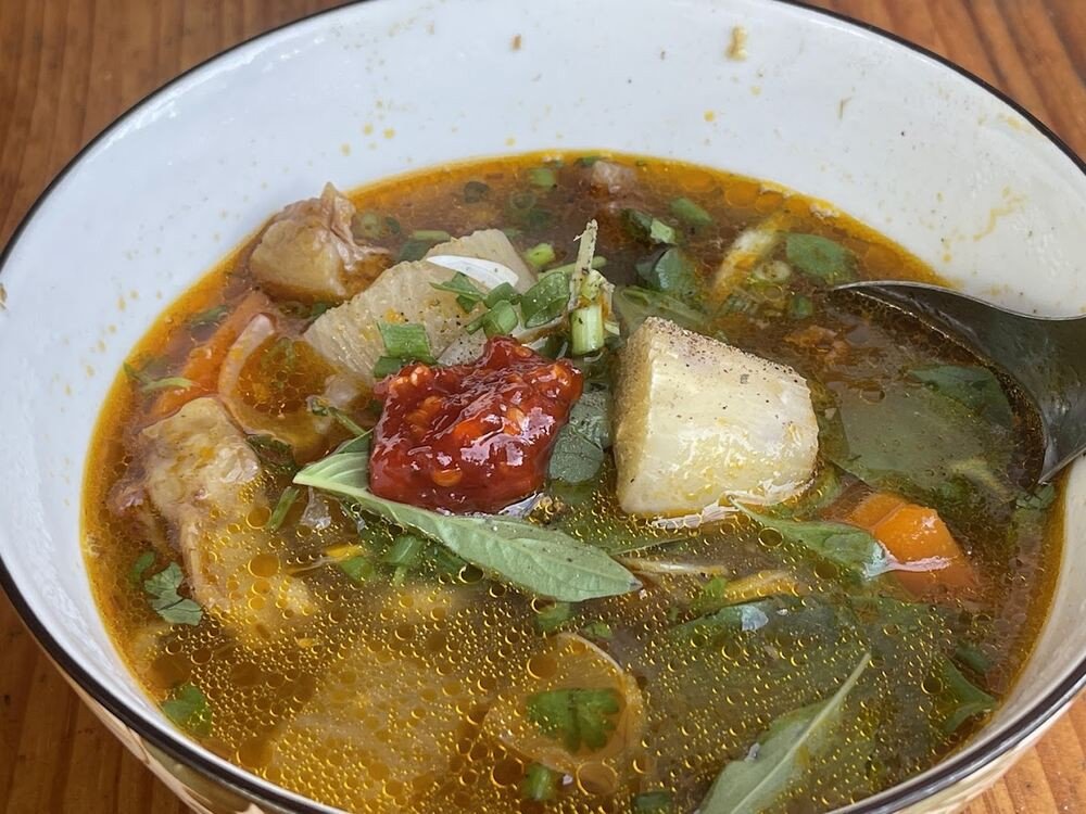 Bát nước chấm bánh mì lagu tại quán Bánh mì Lagu Cô Bình