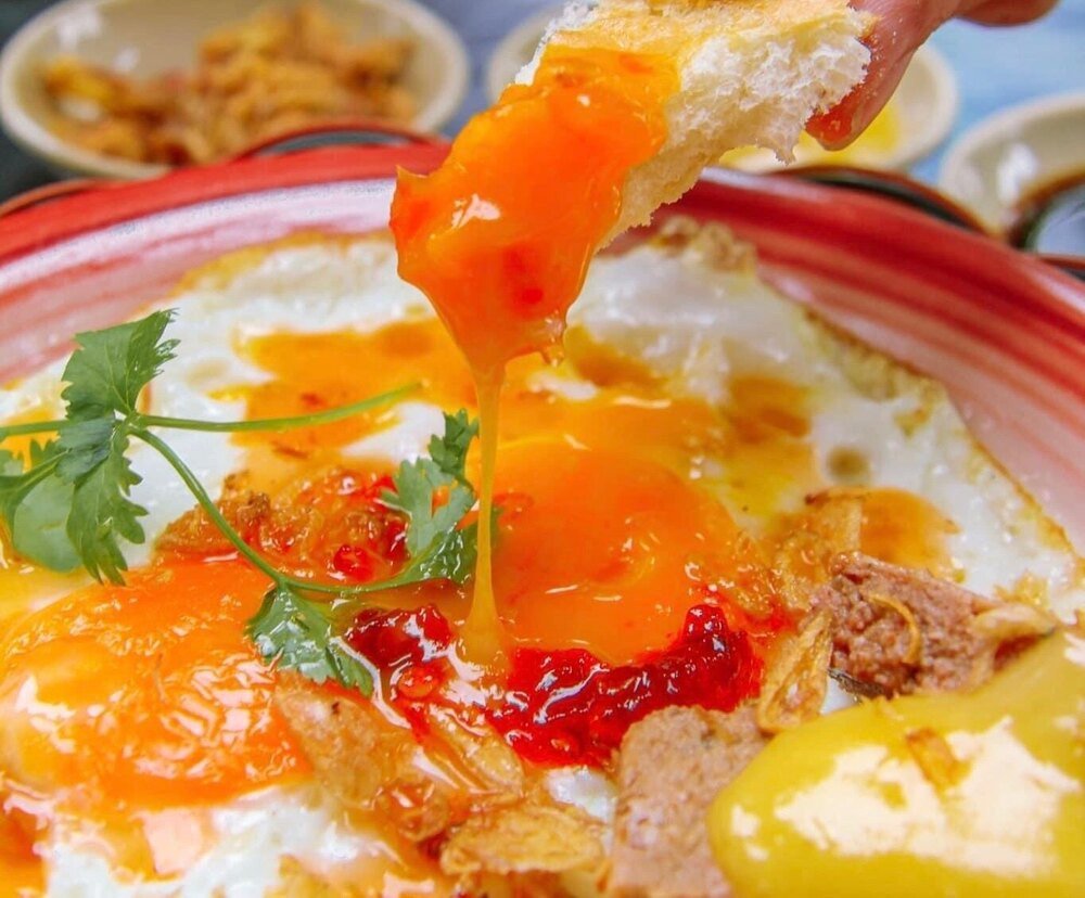 Bát nước chấm bánh mì với màu đỏ cam bắt mắt và hương thơm quyến rũ