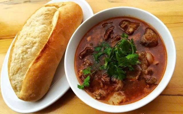 Bát sốt vang bò nóng hổi đã hoàn thành, trang trí rau thơm tươi mát