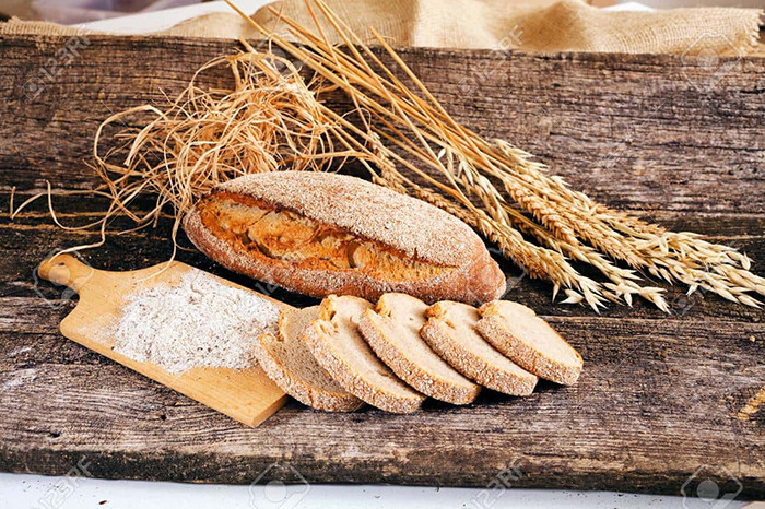Bẻ bánh mì muối, một hành động đầy ý nghĩa về tình yêu và sự chia sẻ