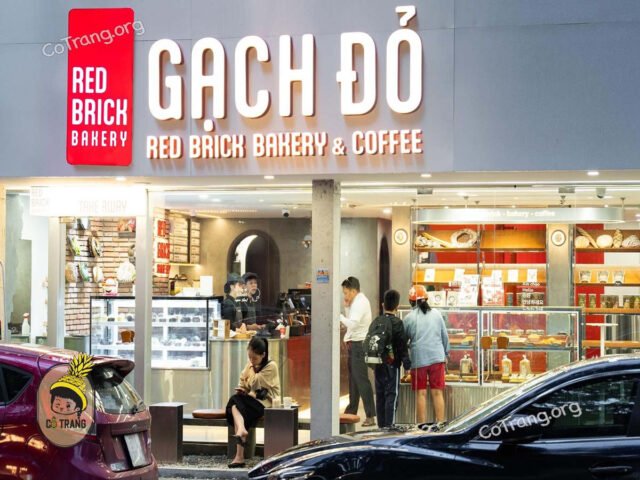 Bên ngoài Gạch Đỏ Bakery & Coffee, thu hút mọi ánh nhìn với sắc đỏ đặc trưng