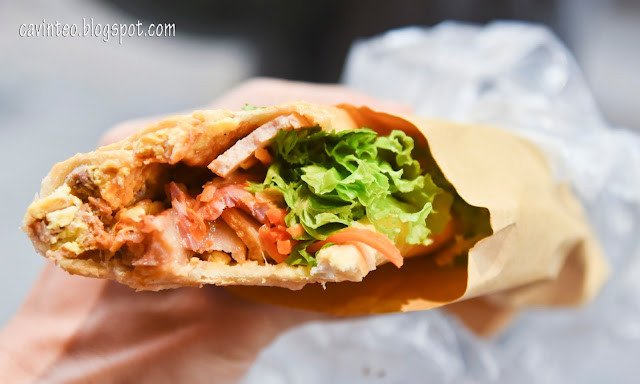 Bên trong chiếc bánh mì với nhân đầy đặn, thể hiện sự hấp dẫn của ẩm thực đường phố Hà Nội từ Banh Mi Mama