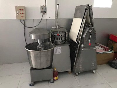 Bên trong lò nướng bánh mì điện cũ với các bộ phận hoạt động ổn định