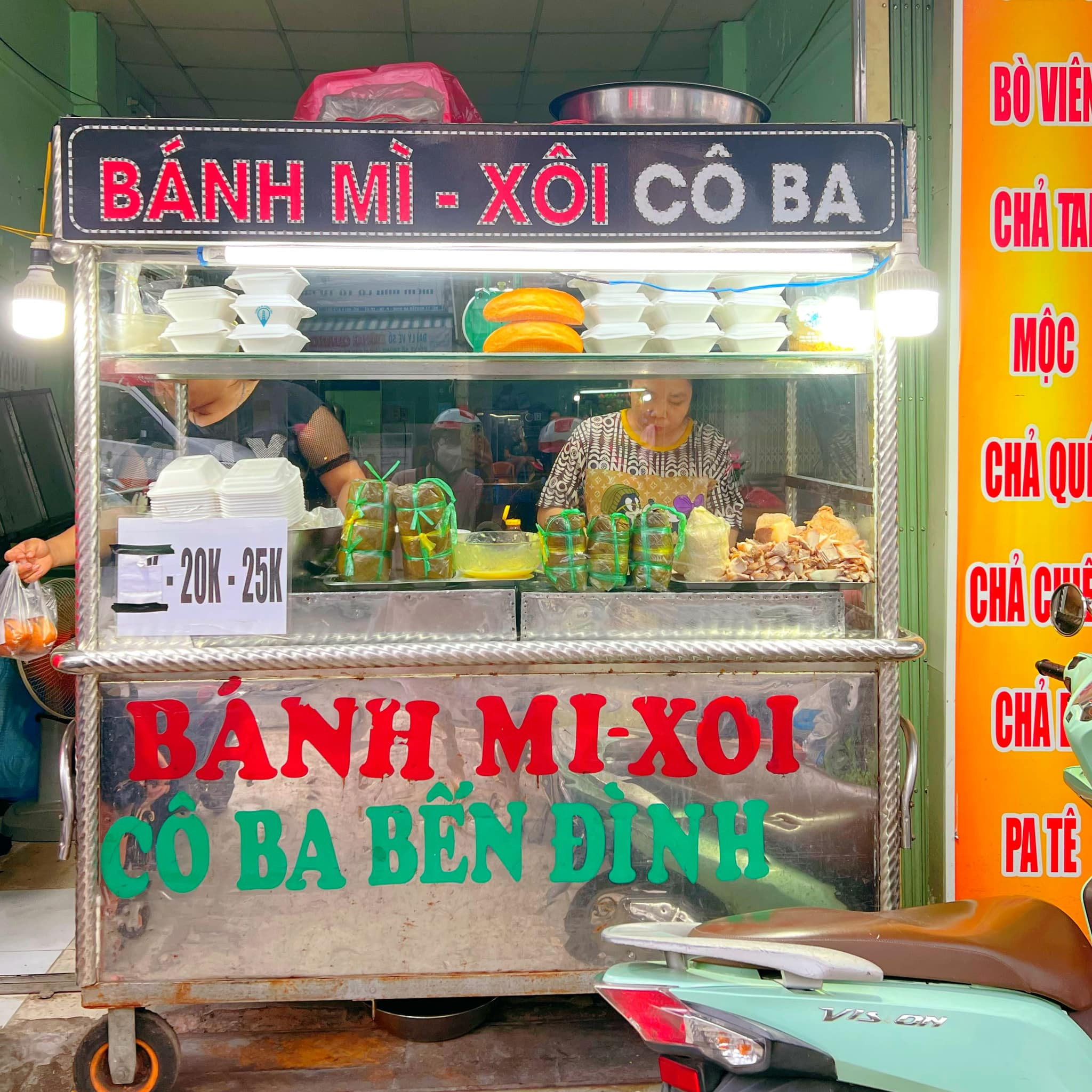 Bên trong tiệm bánh mì Cô Ba Hàng Dầu chuẩn bị nguyên liệu
