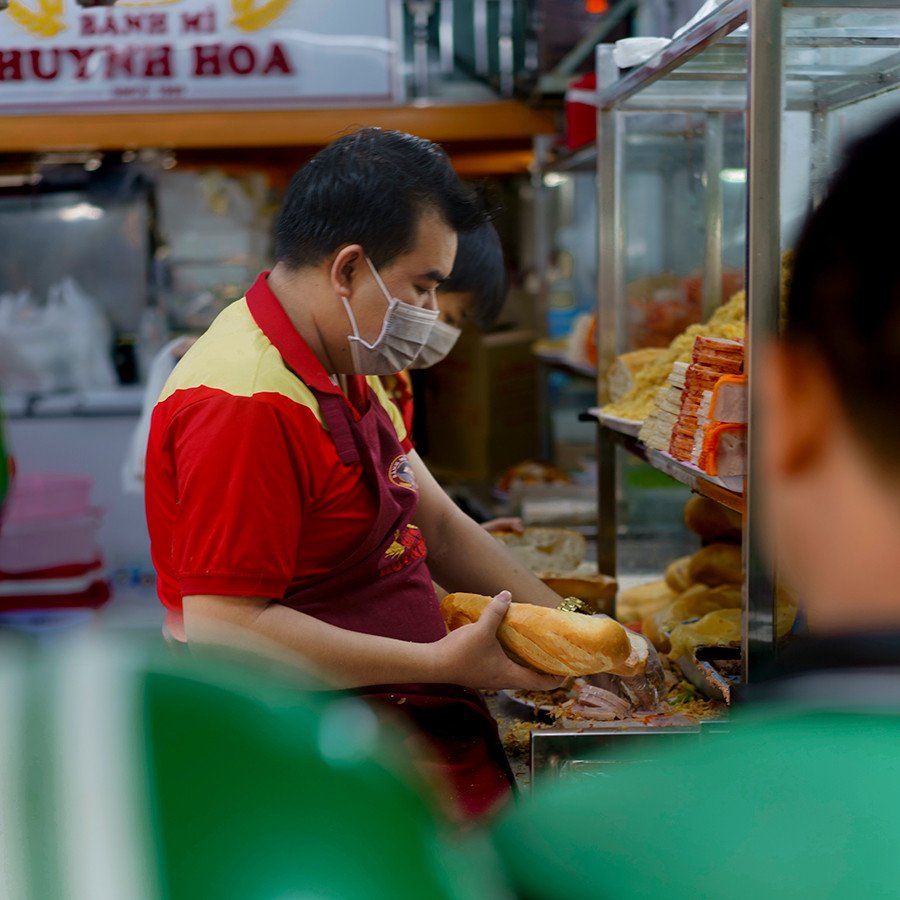 Bên trong tiệm bánh mì Huynh Hoa