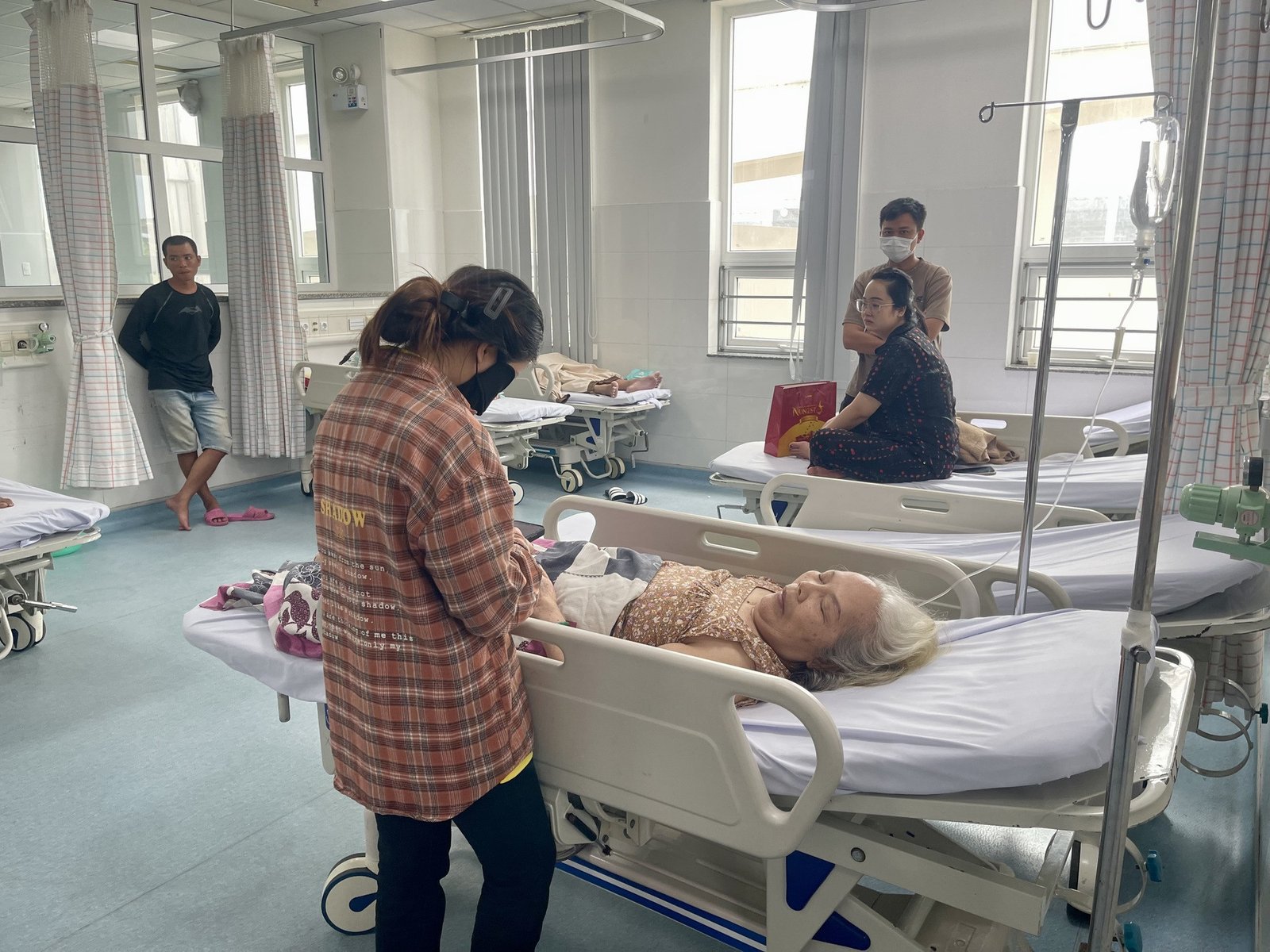 Bệnh nhân điều trị tại phòng cấp cứu do ngộ độc thực phẩm, minh họa tầm quan trọng của chất lượng bánh mì an toàn.