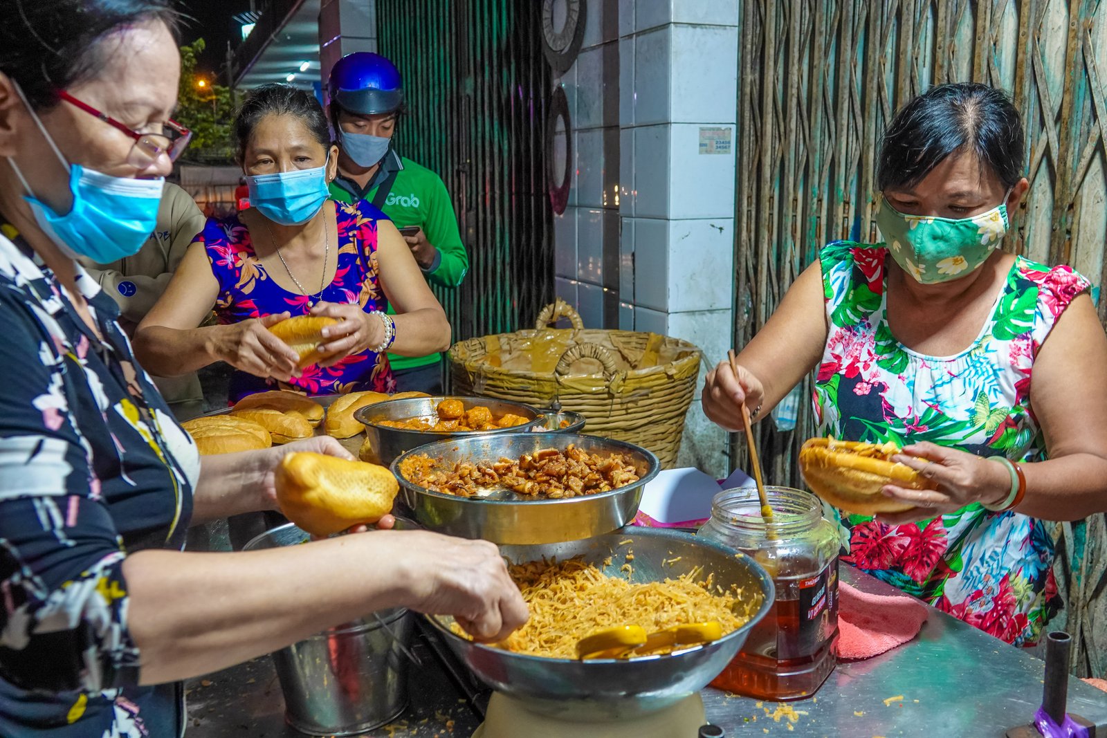 Bì là thành phần không thể thiếu trong bánh mì miền Tây trứ danh