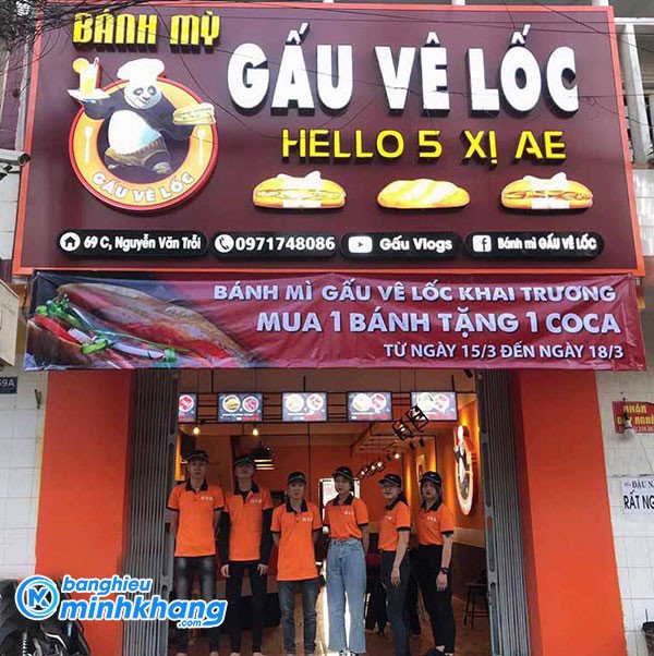 Biển quảng cáo bánh mì Gấu Vê Lốc với hình ảnh minh họa sống động, tạo nên những ảnh bánh mì đẹp trên mặt tiền