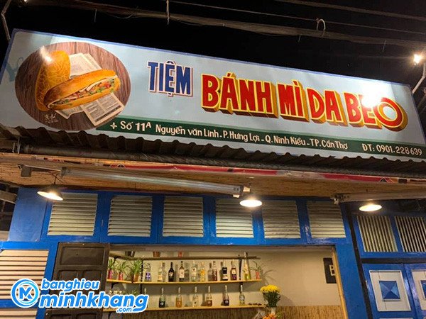 biển quảng cáo tiệm bánh mì Da Beo với tông màu nổi bật