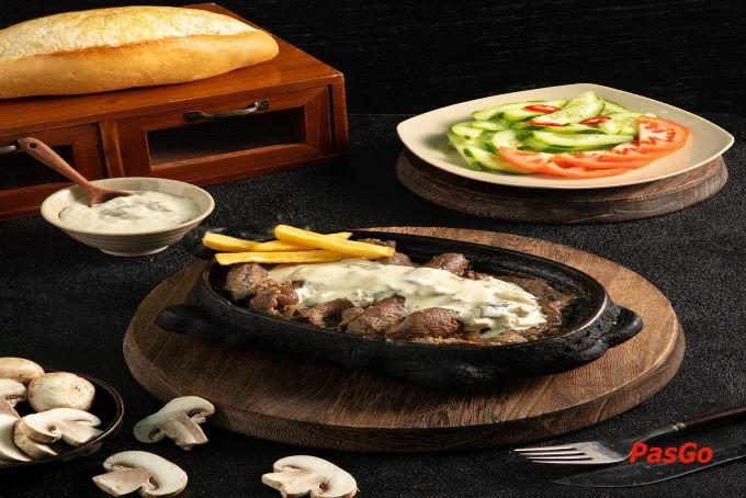 Bít tết truyền thống ăn kèm bánh mì