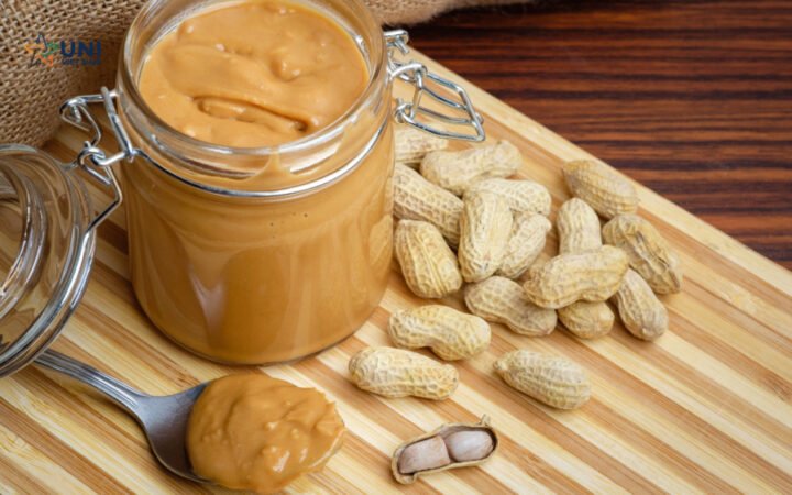 Bơ đậu phộng sánh mịn trên bánh mì nướng cho bữa sáng dinh dưỡng