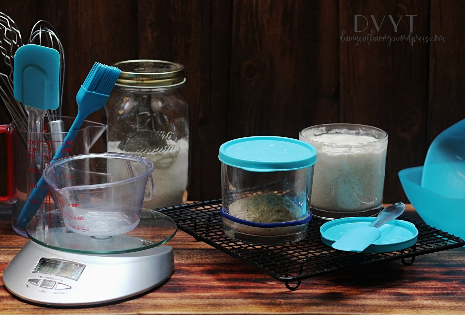 Bộ dụng cụ làm bánh mì cơ bản bao gồm hũ thủy tinh nuôi men và các vật dụng làm bánh khác