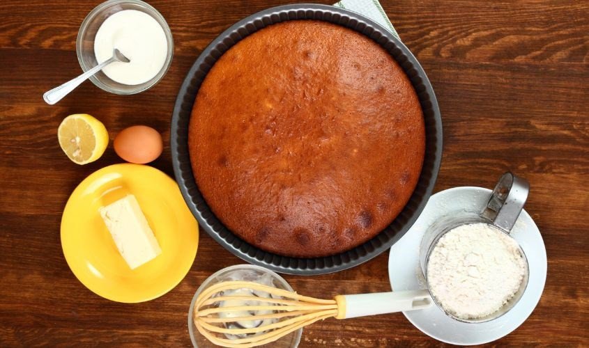 Bơ lạt phết đều trên lát bánh mì nướng vàng giòn