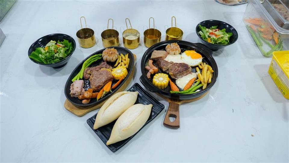Bò né bánh mì chảo đậm đà hương vị truyền thống Việt Nam